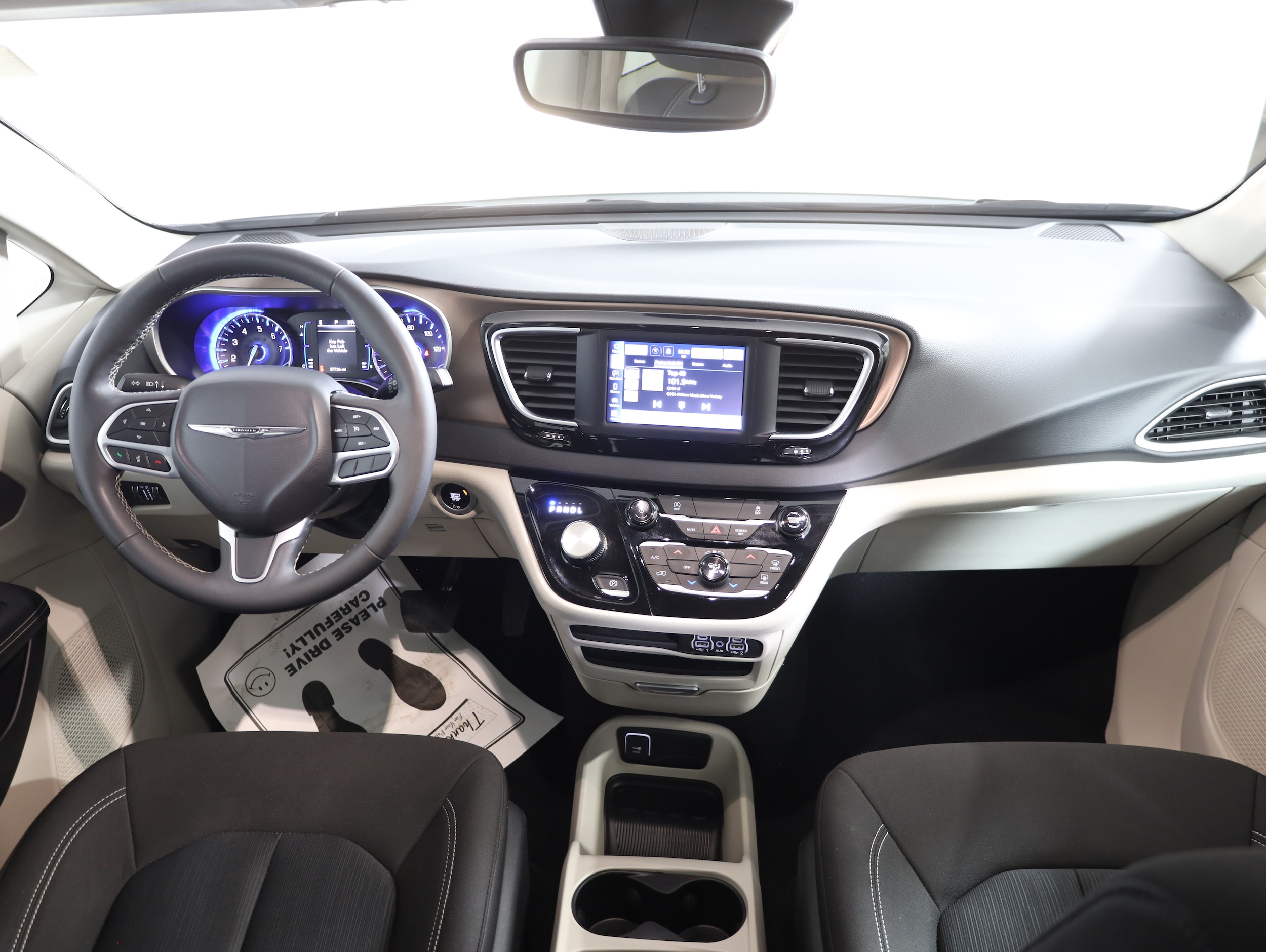 2024 Chrysler Voyager LX - Photo 13