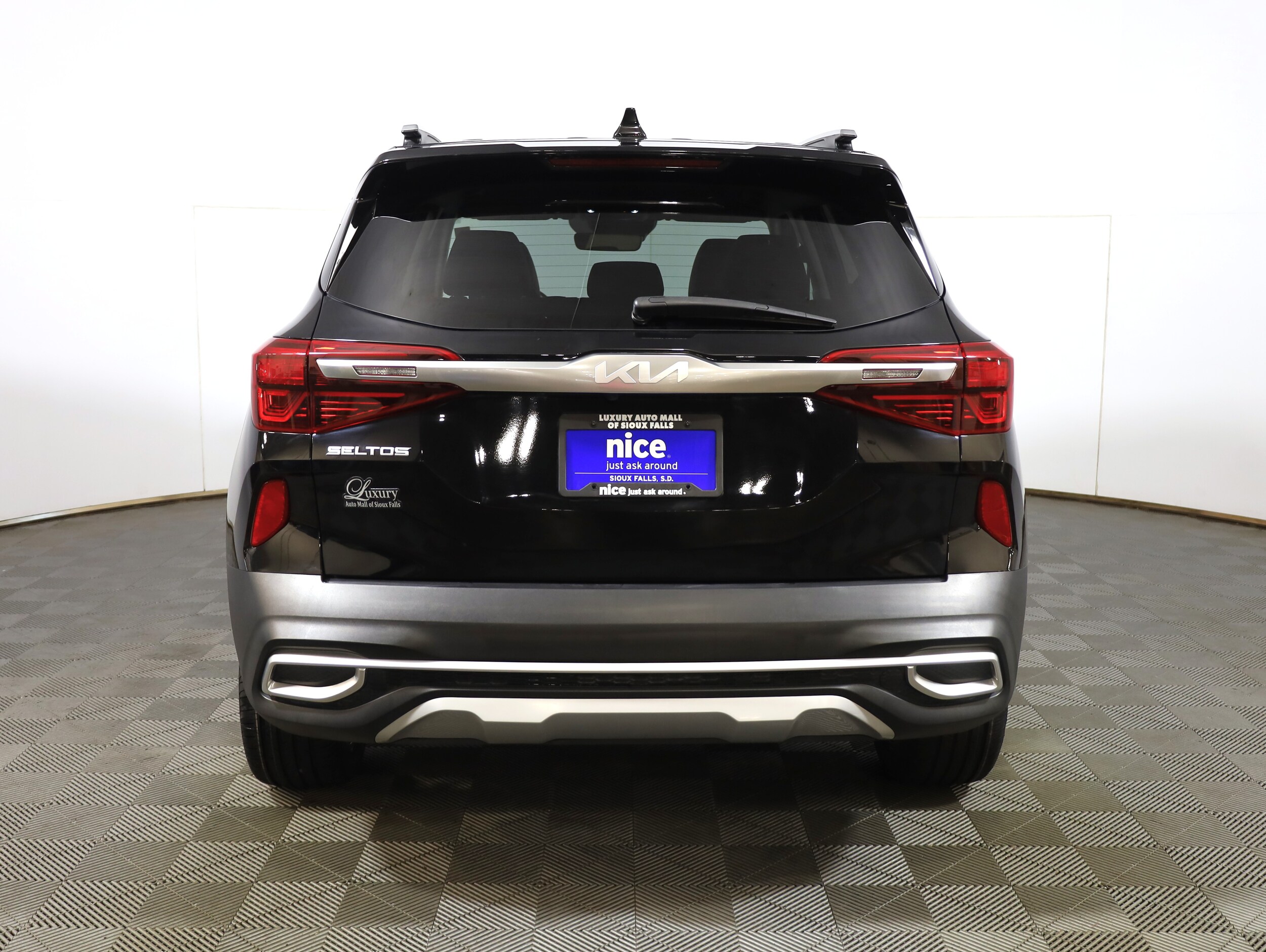 2023 Kia Seltos SX photo 2