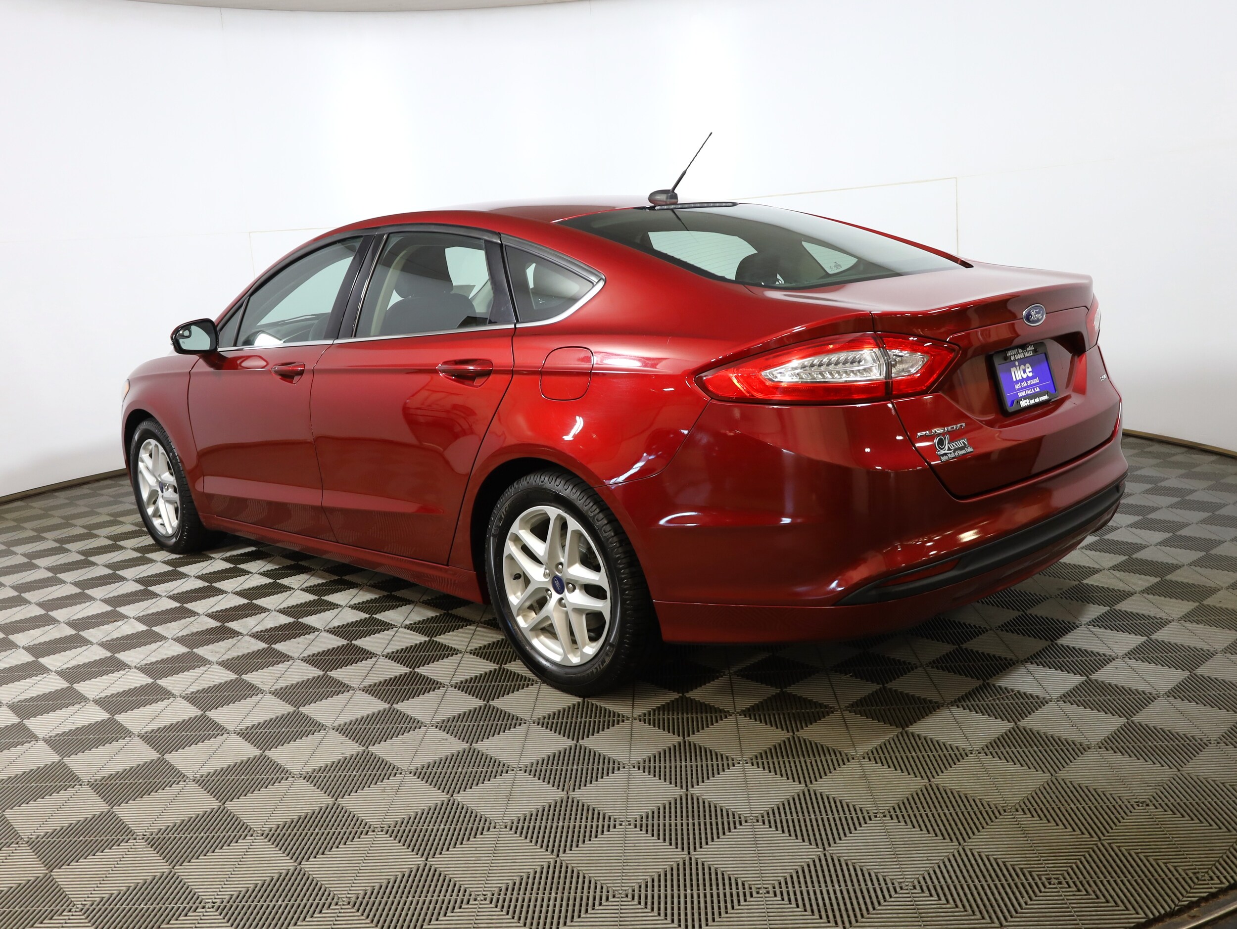 2016 Ford Fusion SE photo 2