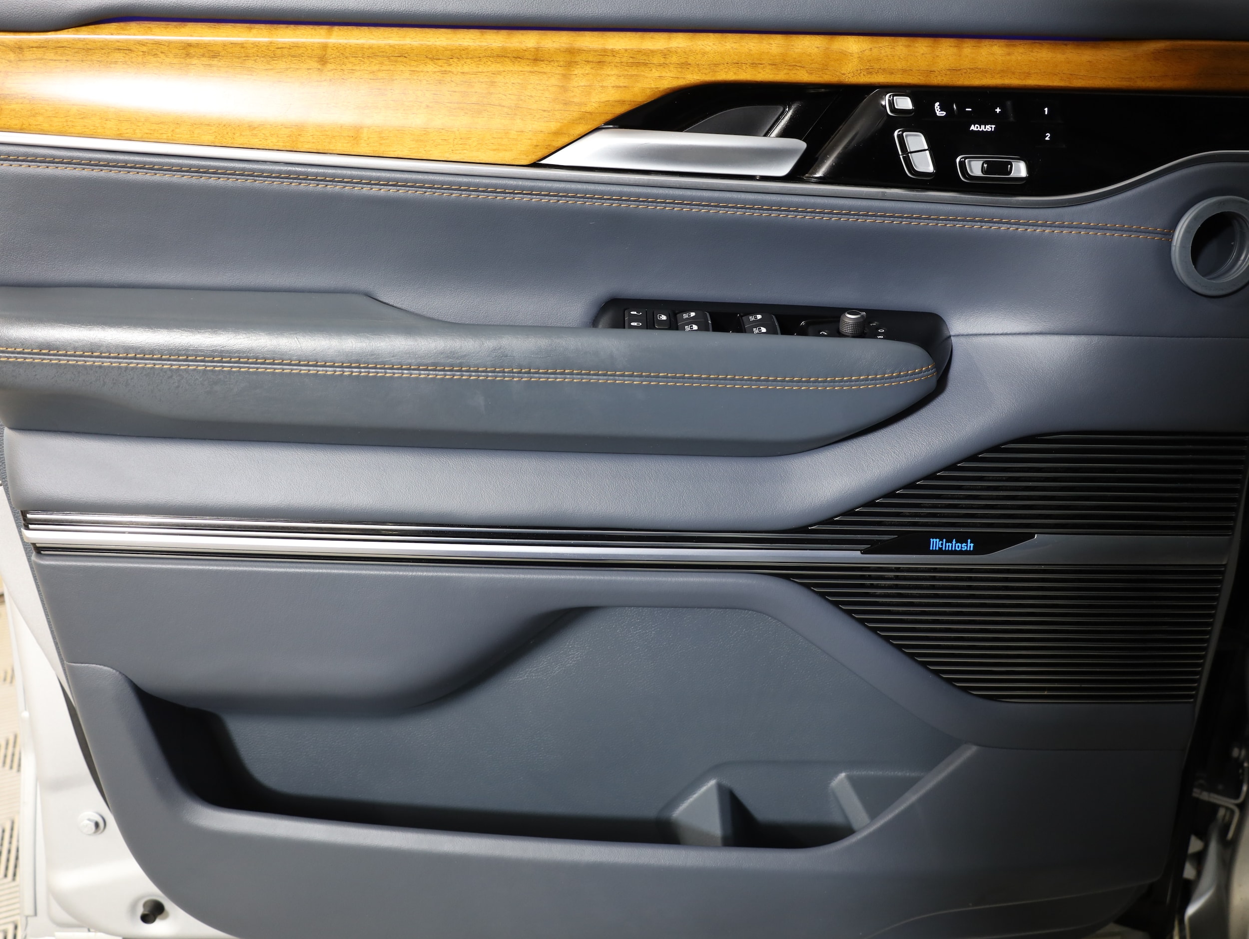 2022 Jeep Grand Wagoneer Series II - Photo 35