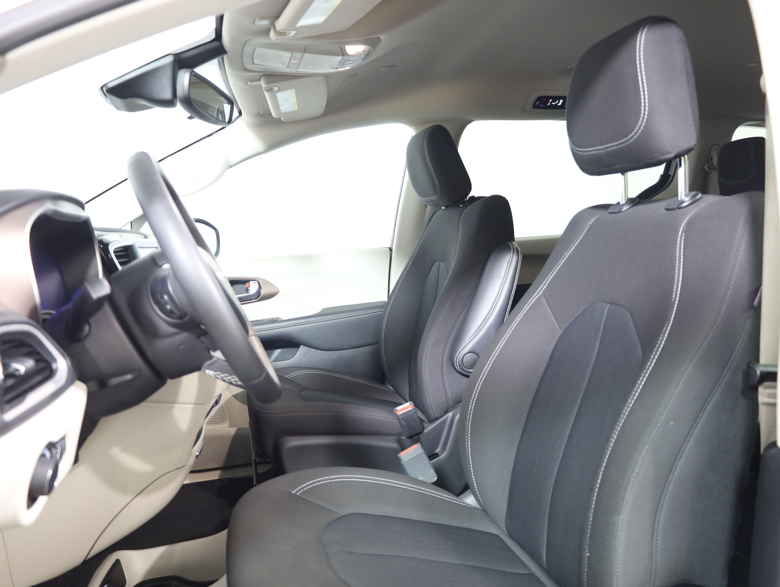 2024 Chrysler Voyager LX - Photo 10
