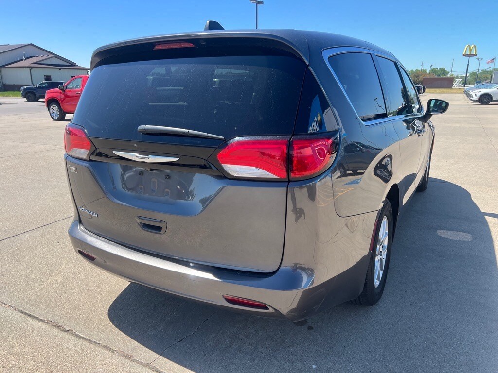 2023 Chrysler Voyager LX photo 4