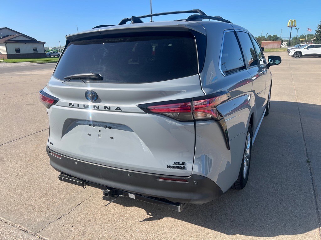 2022 Toyota Sienna XLE Woodland Edition photo 4