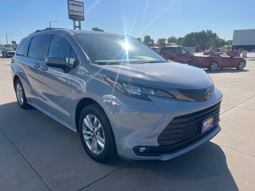 2022 Toyota Sienna XLE Woodland Edition photo 3