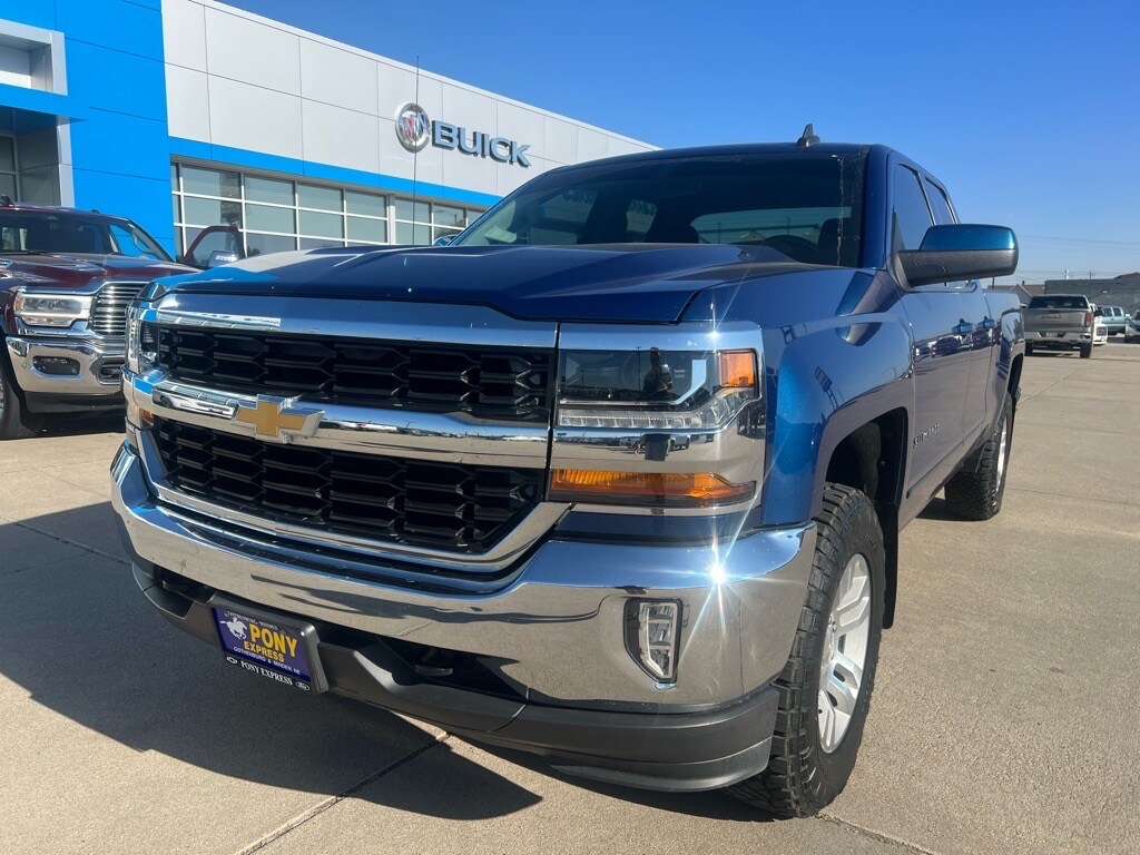 2017 Chevrolet Silverado 1500 LT photo 2