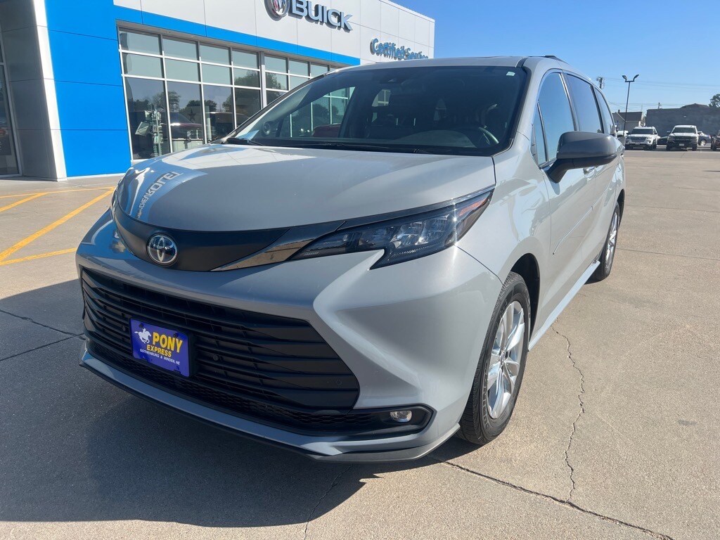 2022 Toyota Sienna XLE Woodland Edition photo 2