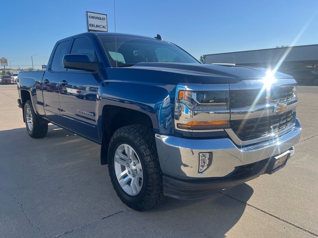 2017 Chevrolet Silverado 1500 LT photo 3