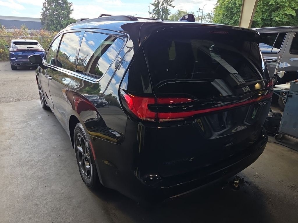 Used 2023 Chrysler Pacifica Hybrid Limited Minivan/Van