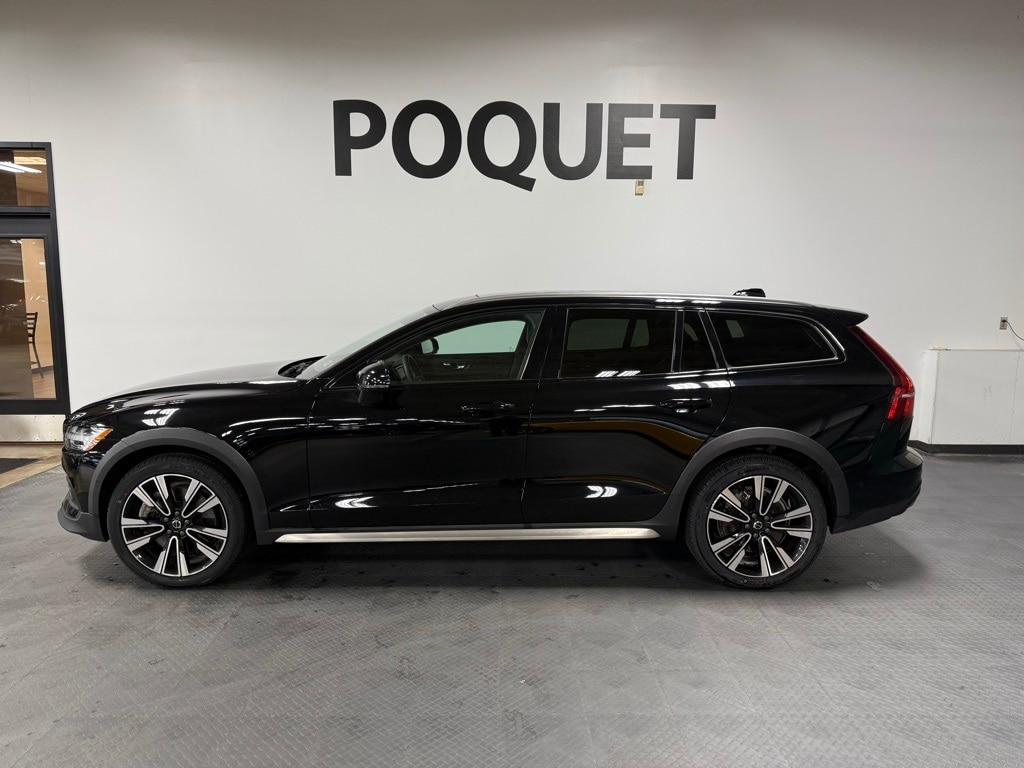 2023 Volvo V60 Cross Country Ultimate's photo