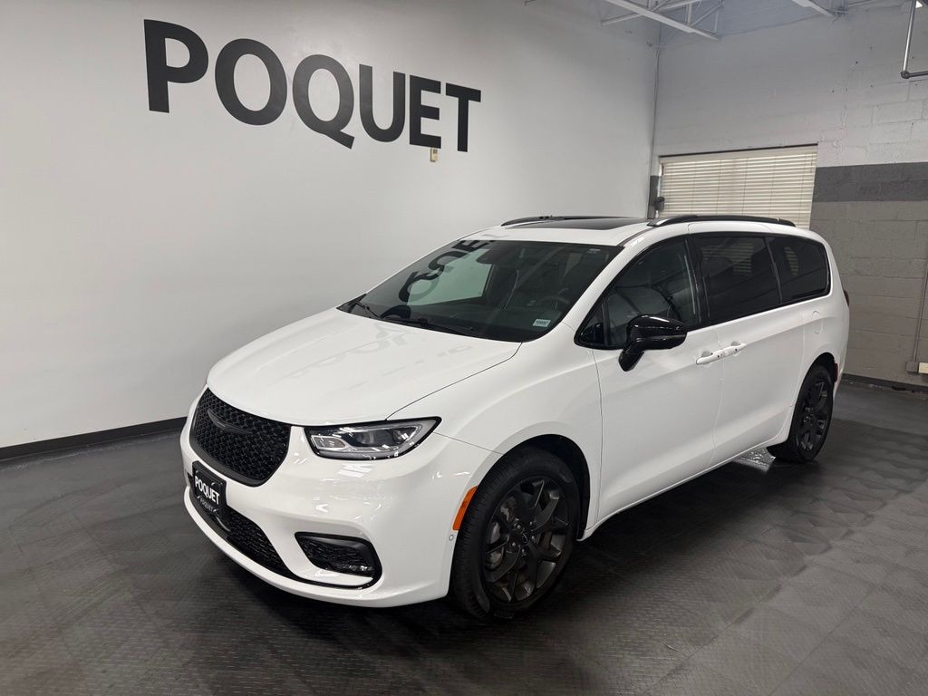 Used 2023 Chrysler Pacifica Limited Minivan/Van