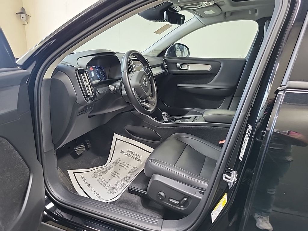 Used 2021 Volvo XC40 Momentum SUV