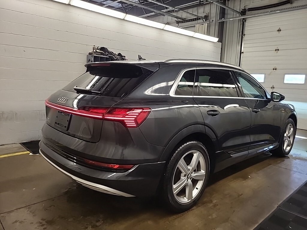 2019 Audi e-tron Premium Plus photo 2