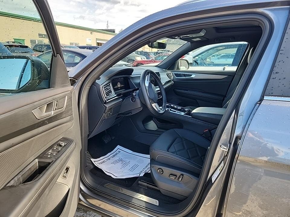 2024 Volkswagen Atlas Cross Sport SE Technology photo 3