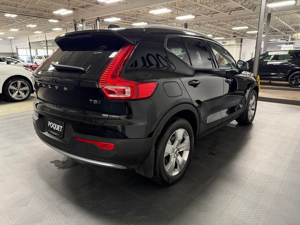 Used 2021 Volvo XC40 Momentum SUV
