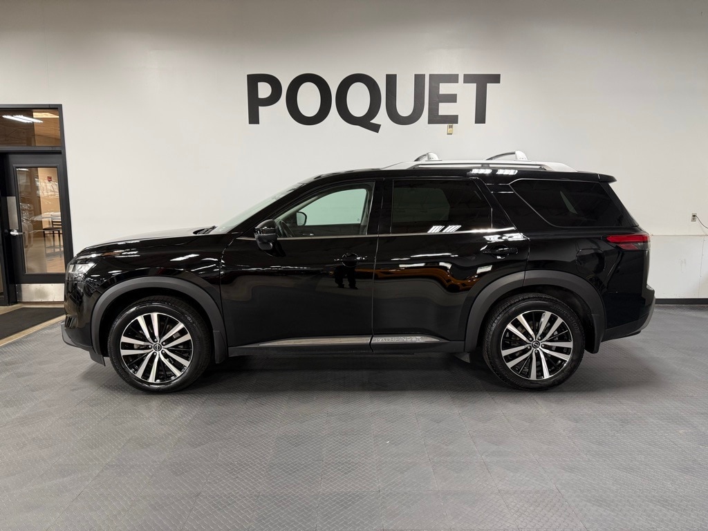 2023 Nissan Pathfinder Platinum's photo