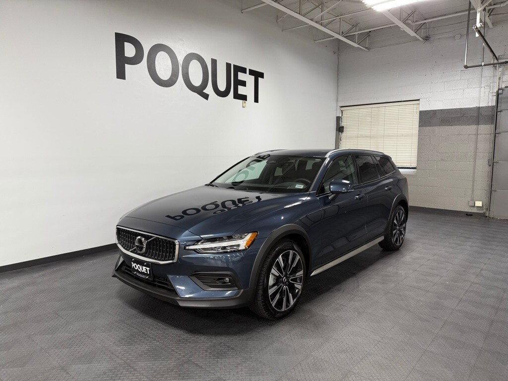 2025 Volvo V60 Cross Country B5 photo 2