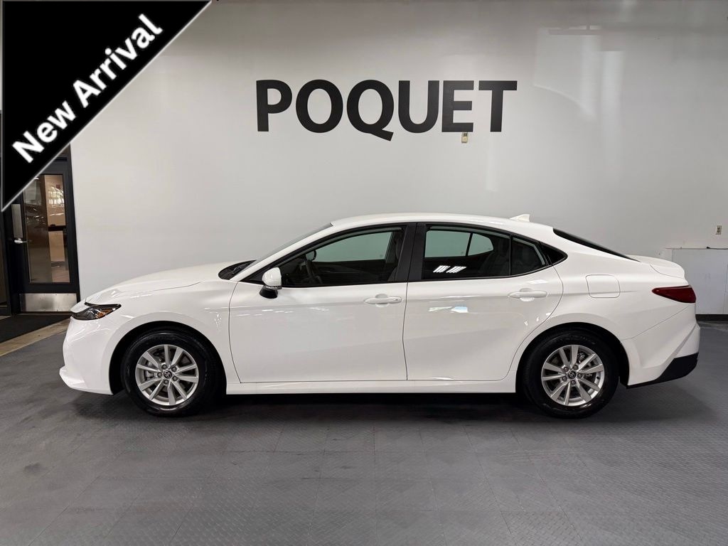 2026 Toyota Camry LE Hybrid's photo