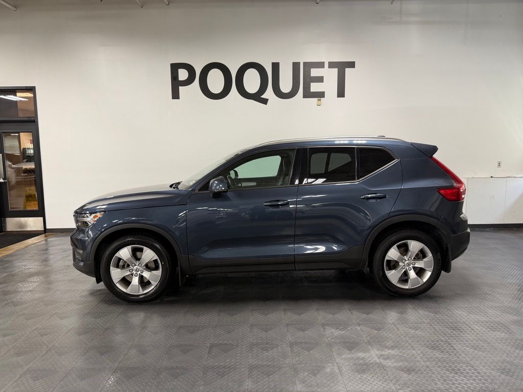 2021 Volvo XC40 T5 Momentum AWD's photo