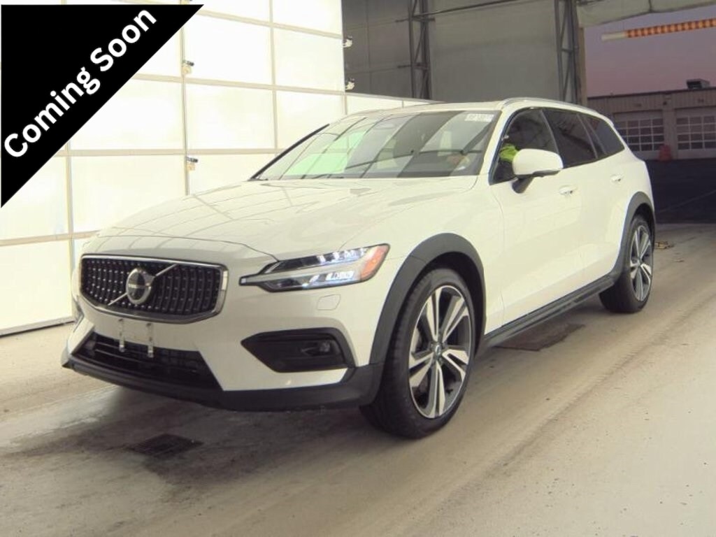 2025 Volvo V60 Cross Country Plus's photo