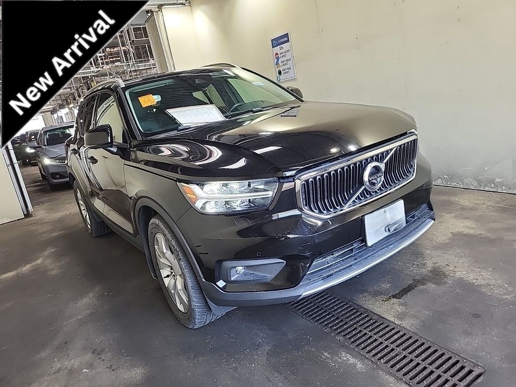 Used 2021 Volvo XC40 Momentum SUV