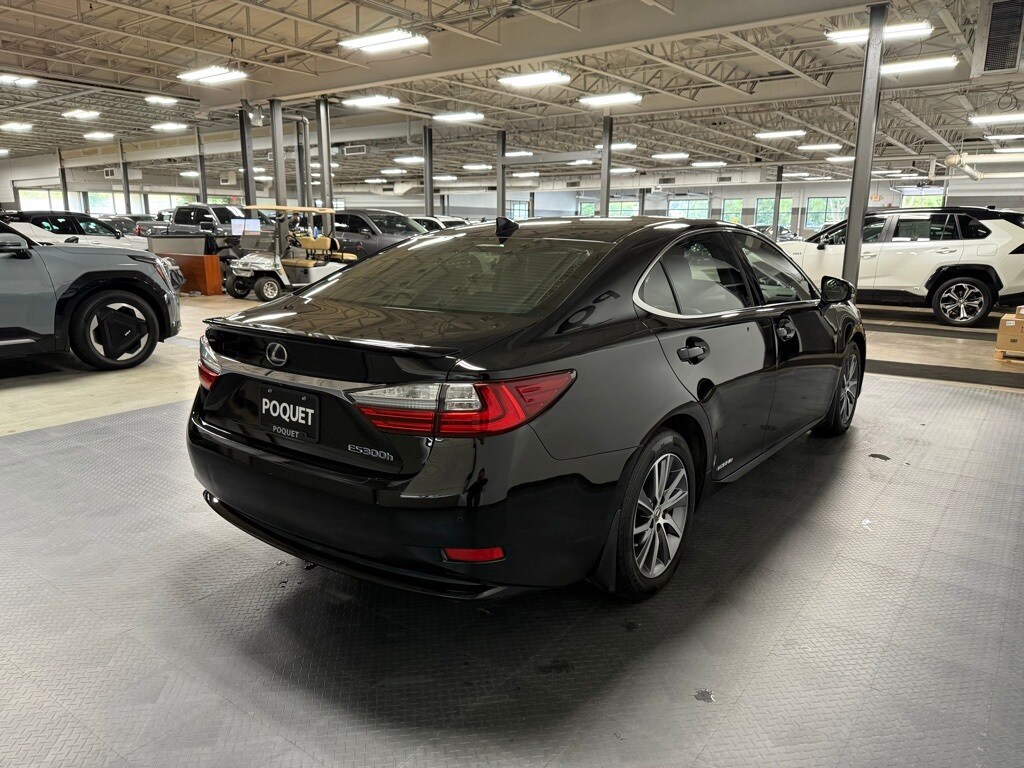 2017 Lexus ES 300h photo 4