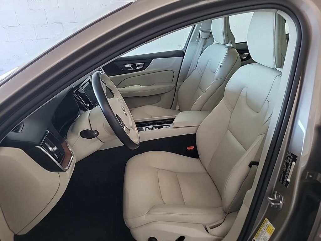 2020 Volvo S60 T5 Momentum photo 3