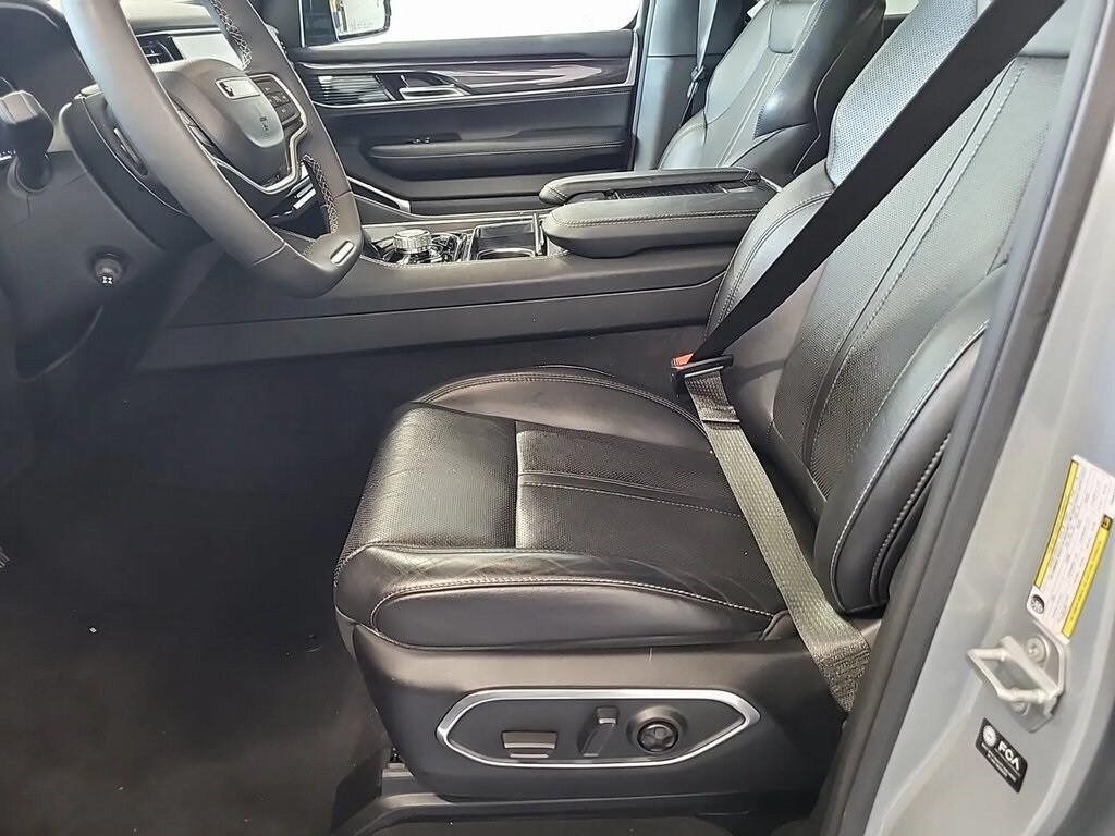 2023 Jeep Wagoneer Base photo 2