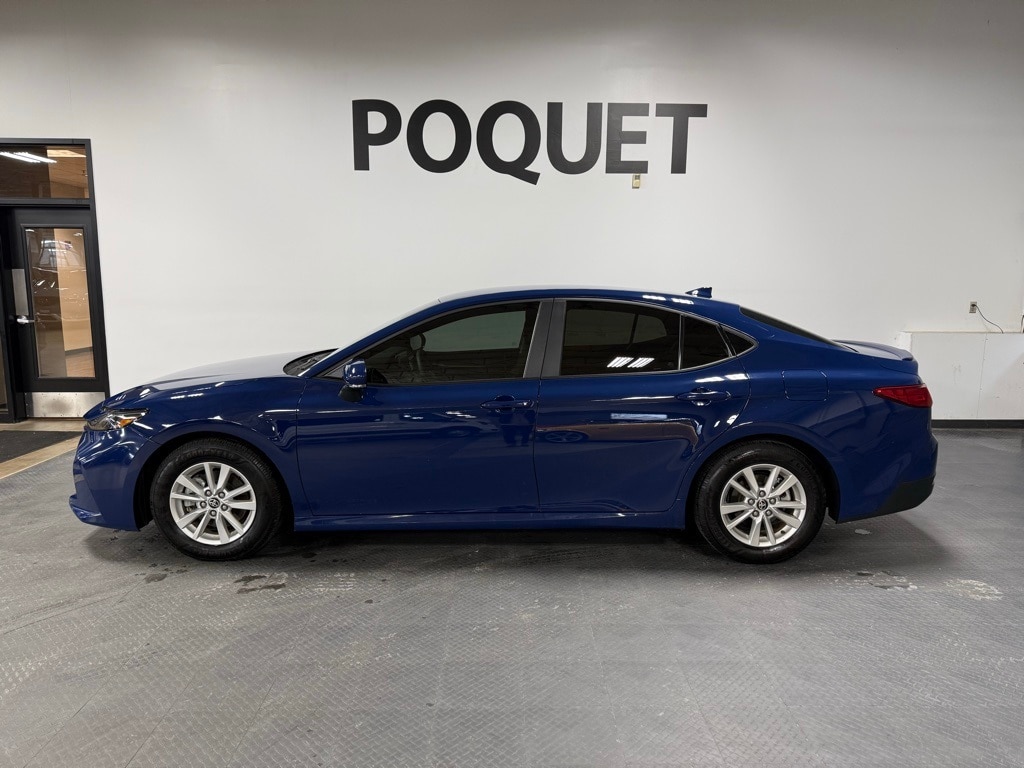 2025 Toyota Camry LE's photo