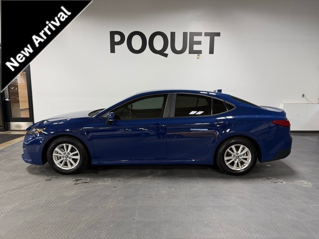 2025 Toyota Camry LE's photo