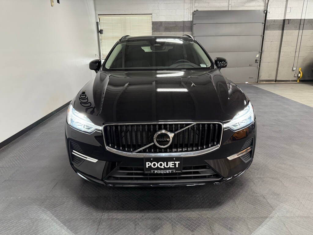 2022 Volvo XC60 B5 Momentum photo 3
