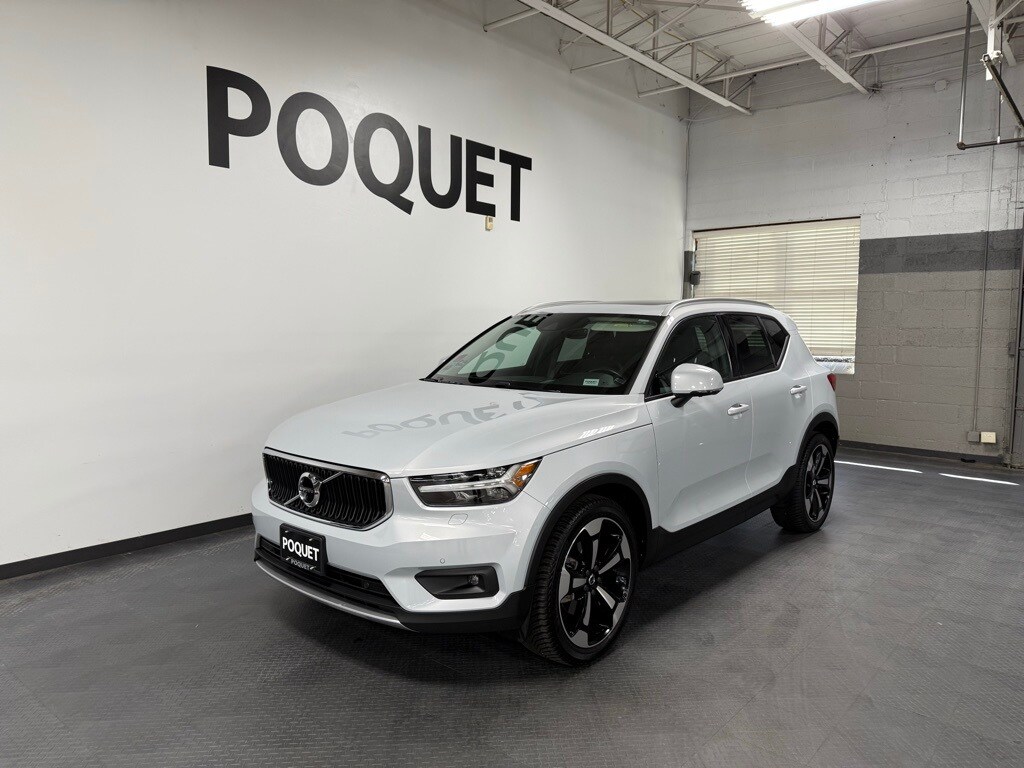 2020 Volvo XC40 Momentum photo 2
