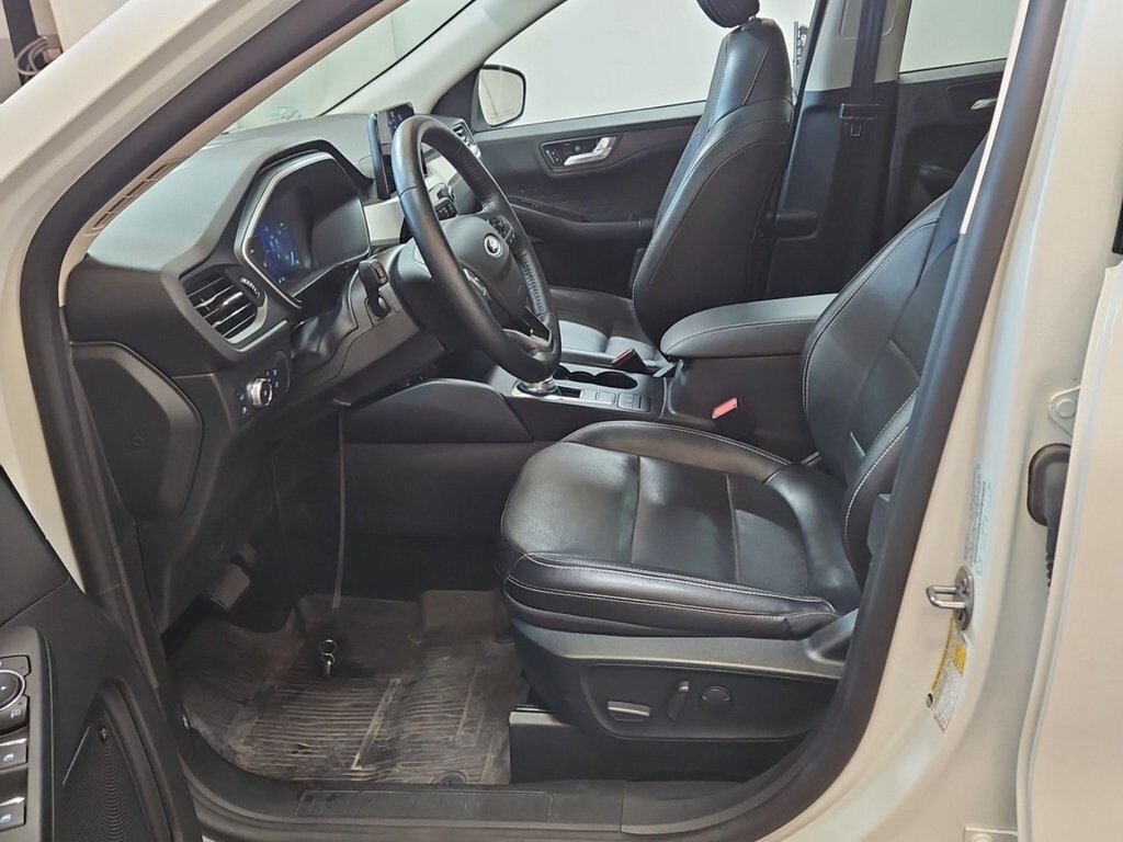 2020 Ford Escape Titanium Hybrid photo 2