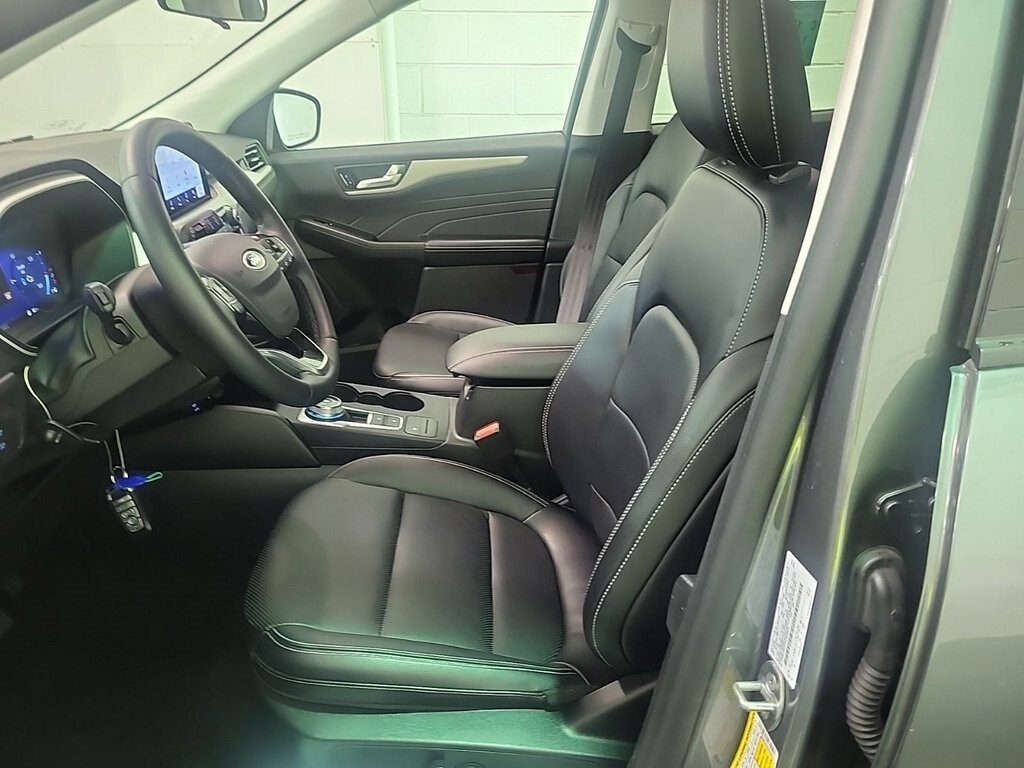 2022 Ford Escape SEL Hybrid photo 2