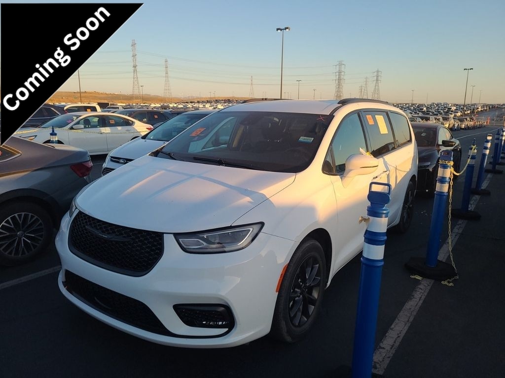 2021 Chrysler Pacifica Touring's photo
