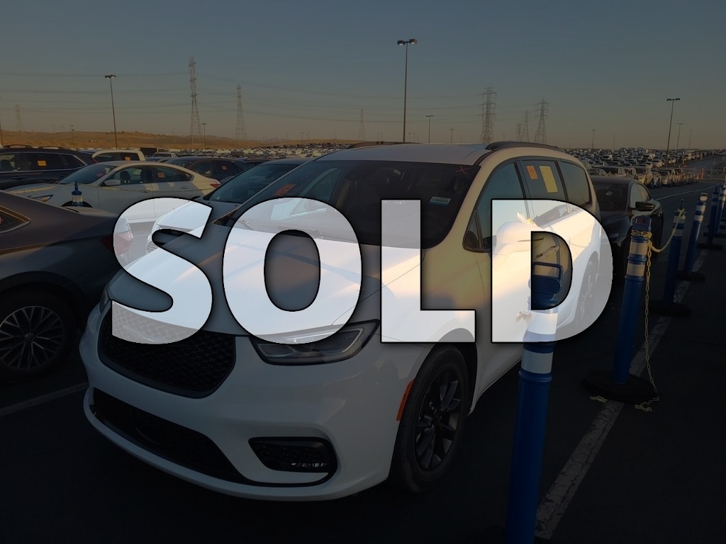 2021 Chrysler Pacifica Touring's photo