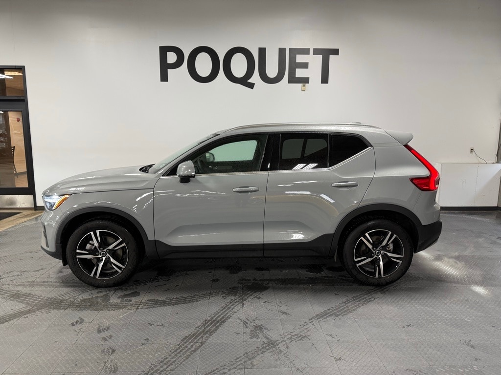 Used 2025 Volvo XC40 B5 Core SUV