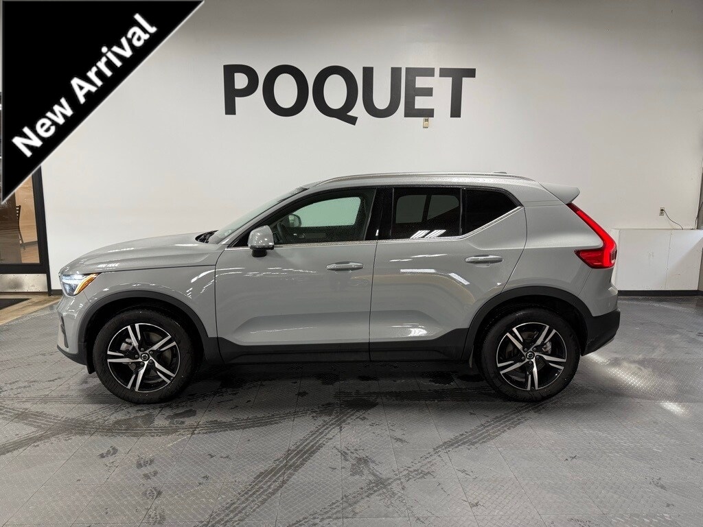 2025 Volvo XC40 Core's photo