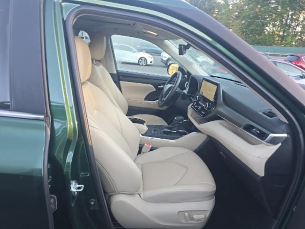 Used 2025 Toyota Highlander Hybrid XLE SUV