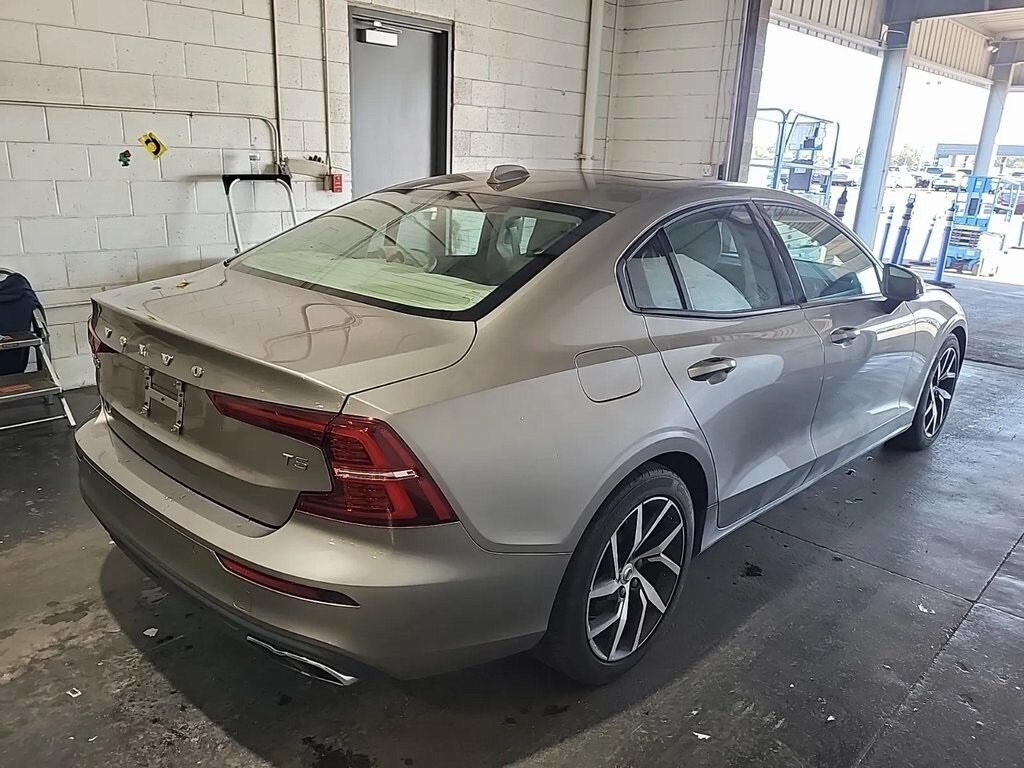 2020 Volvo S60 T5 Momentum photo 2