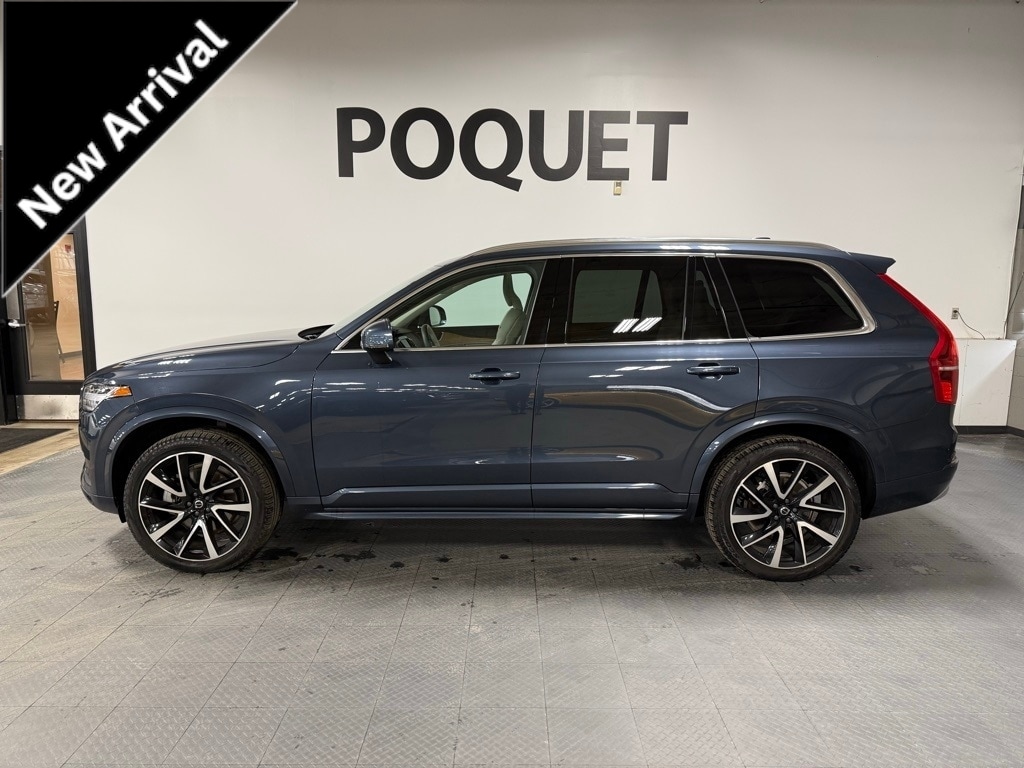 2022 Volvo XC90 Momentum's photo