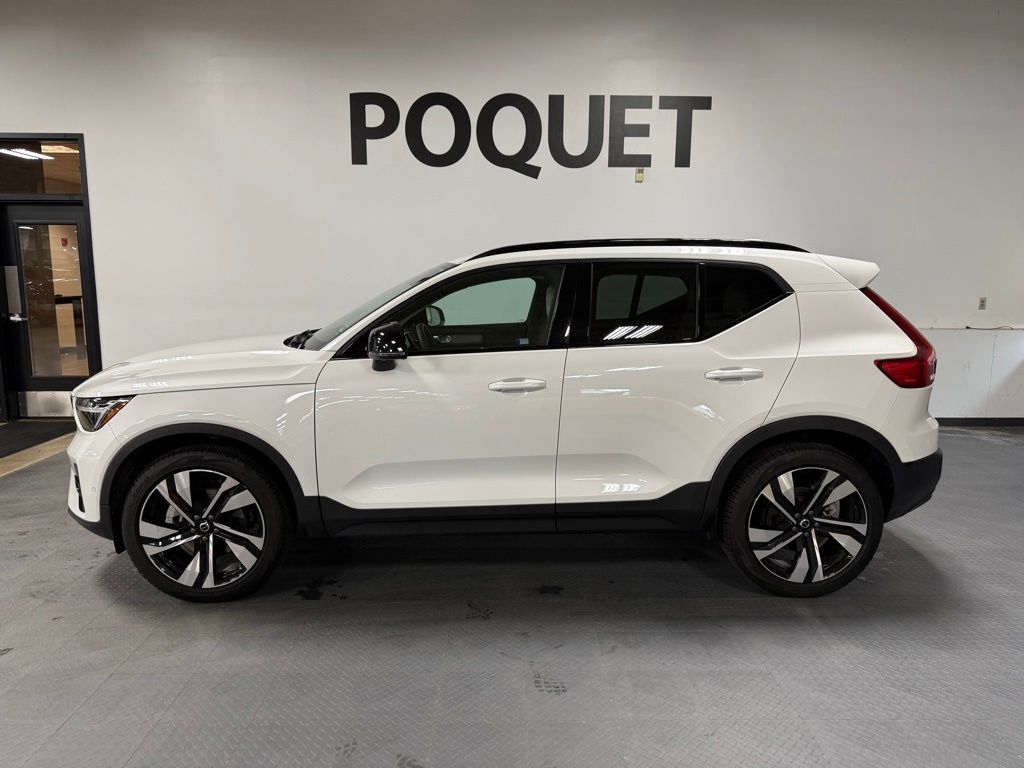 2025 Volvo XC40 B5 Plus Dark AWD's photo