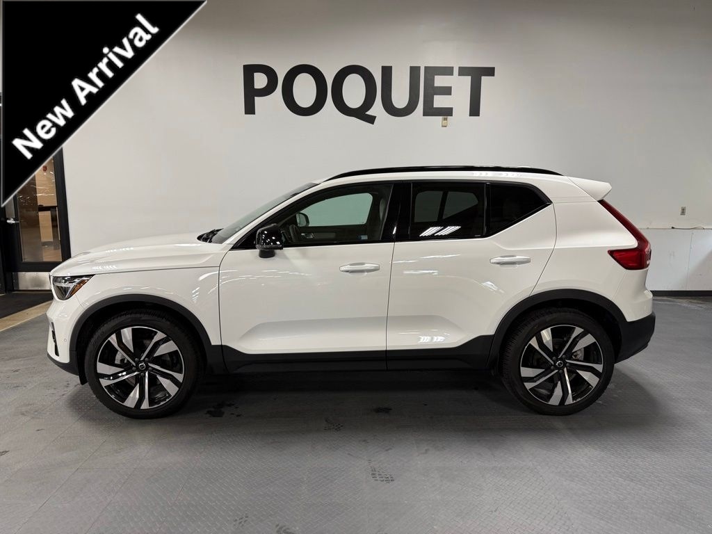 2025 Volvo XC40 B5 Plus Dark AWD's photo