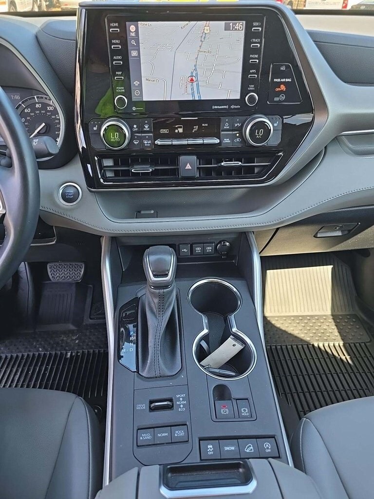 2021 Toyota Highlander XLE photo 2