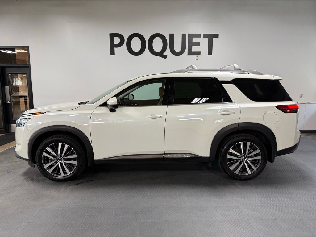 2022 Nissan Pathfinder Platinum 4WD's photo