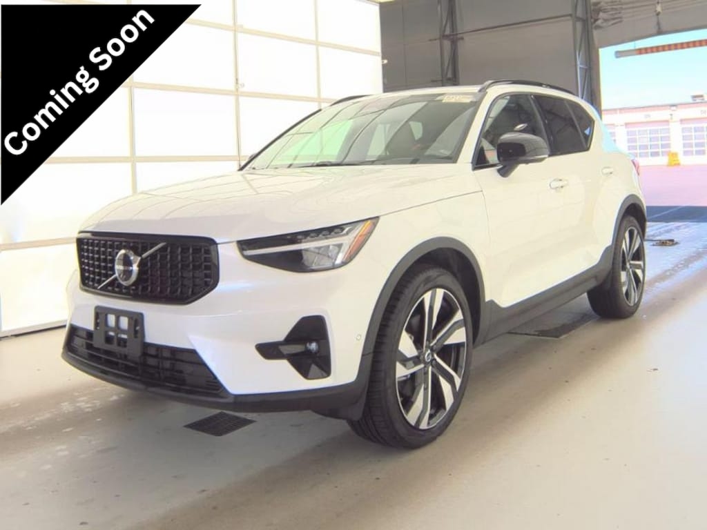 2025 Volvo XC40 B5 Plus Dark AWD's photo