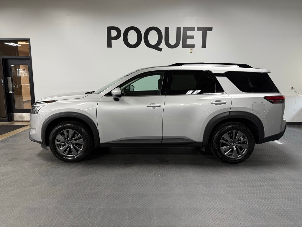 2024 Nissan Pathfinder SV's photo