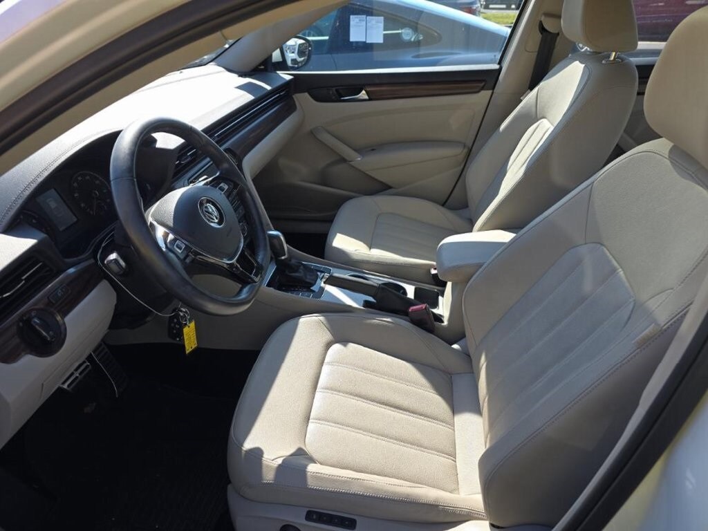 2020 Volkswagen Passat 2.0T SEL photo 3
