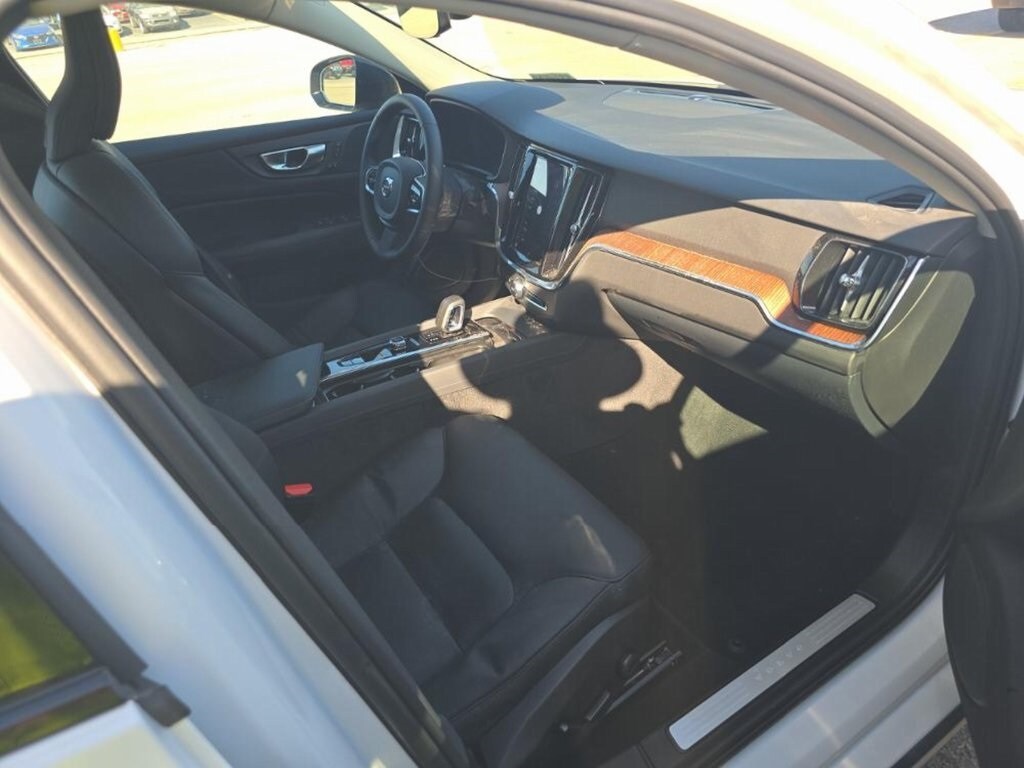2024 Volvo S60 B5 Plus photo 3