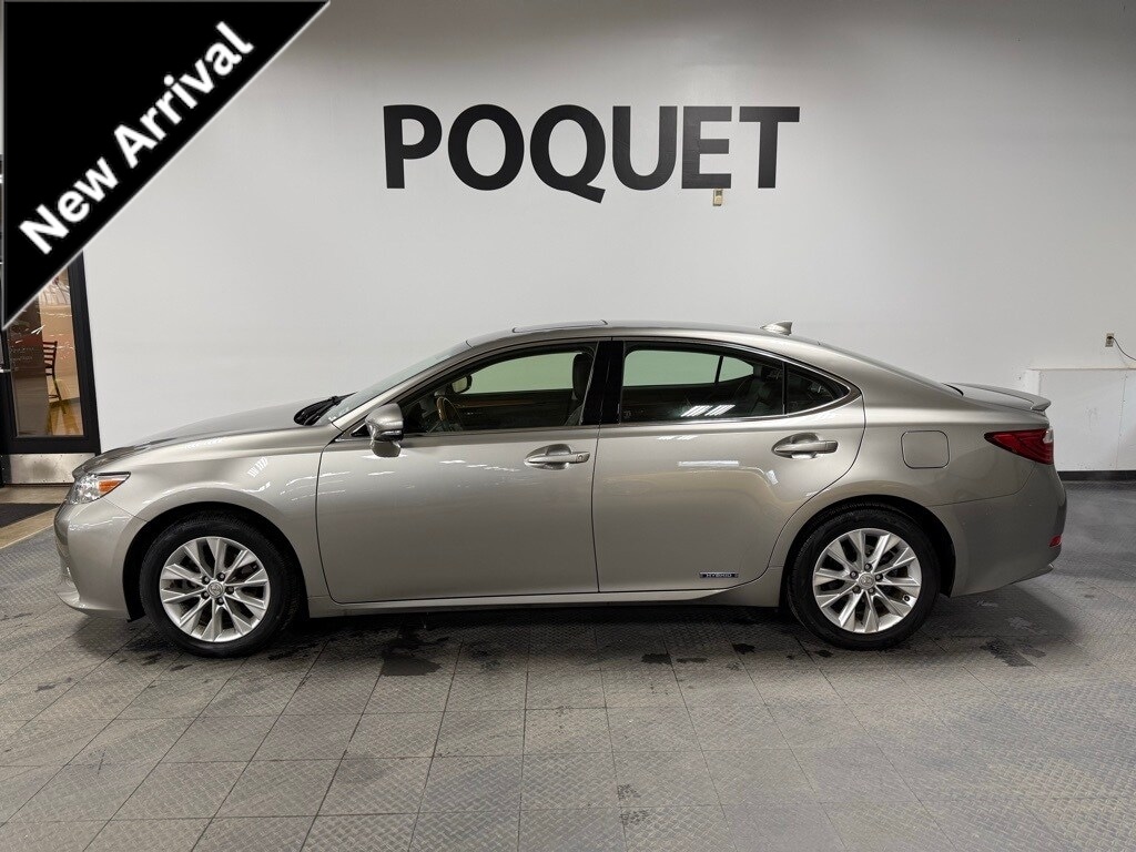 2015 Lexus ES 300h's photo