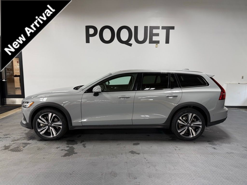 2025 Volvo V60 Cross Country B5 Plus AWD's photo
